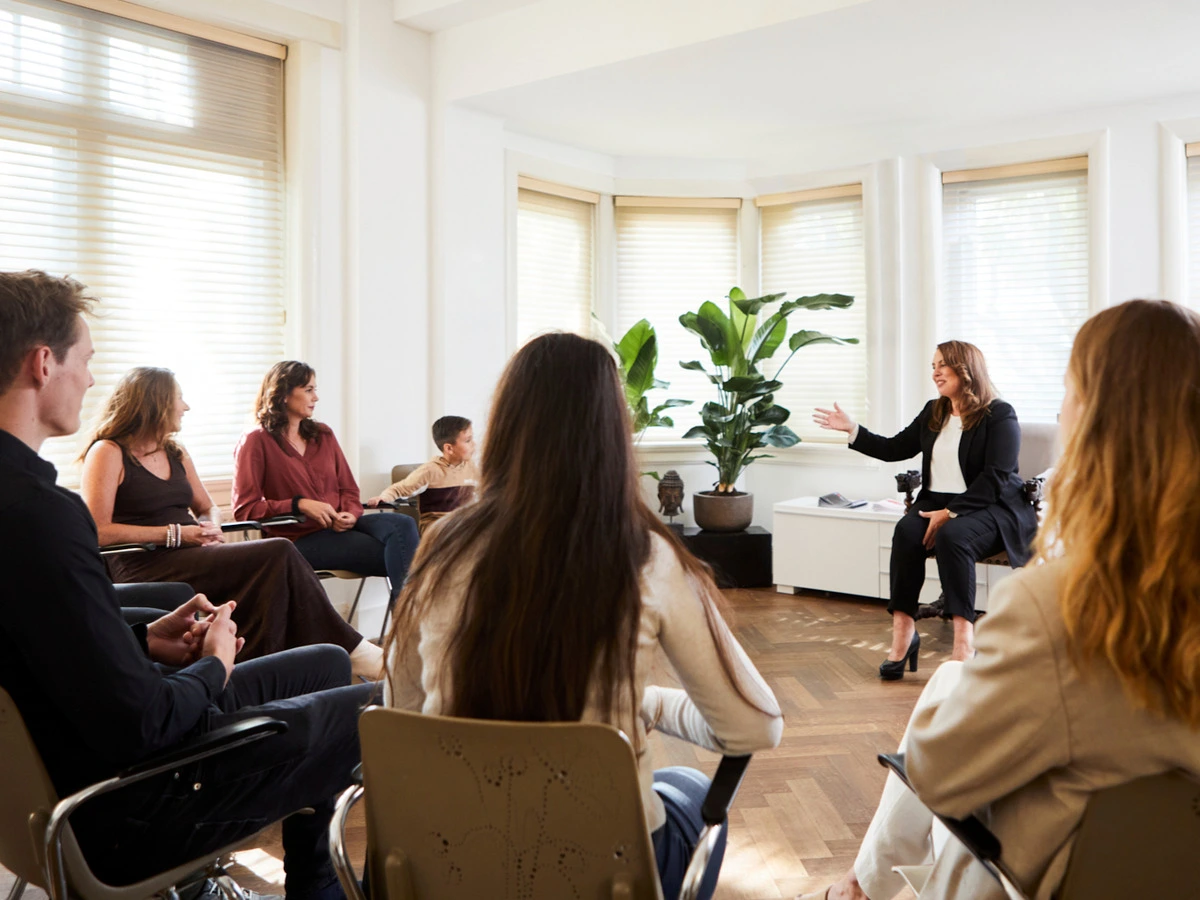 Interactieve groepsbijeenkomst voor stottertherapie bij Del Ferro